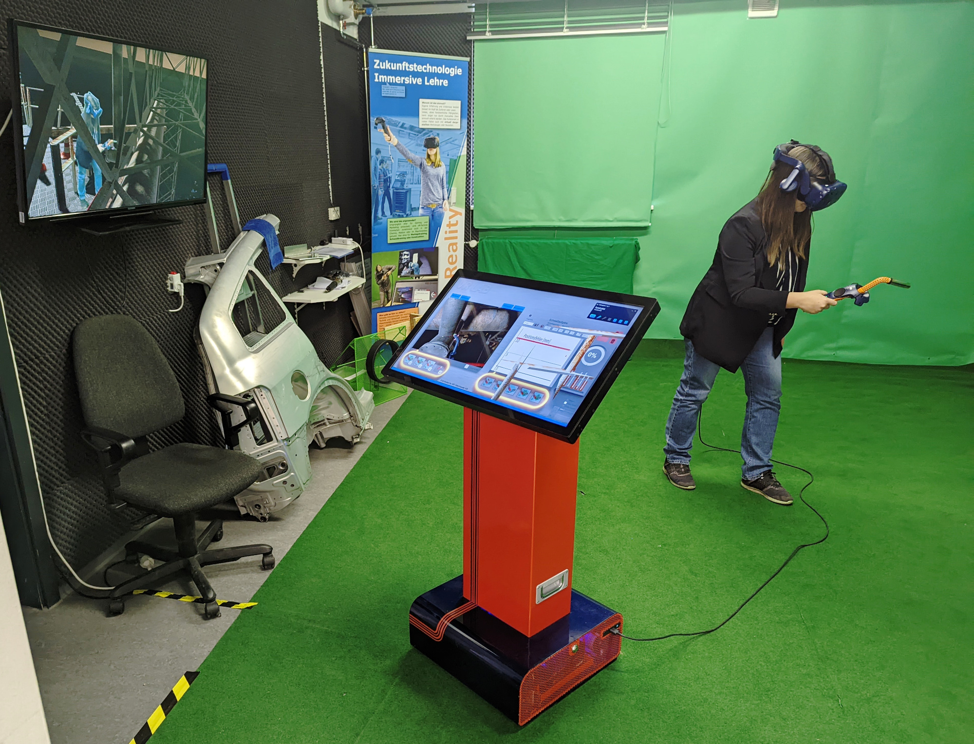 Student welding in virtual environment