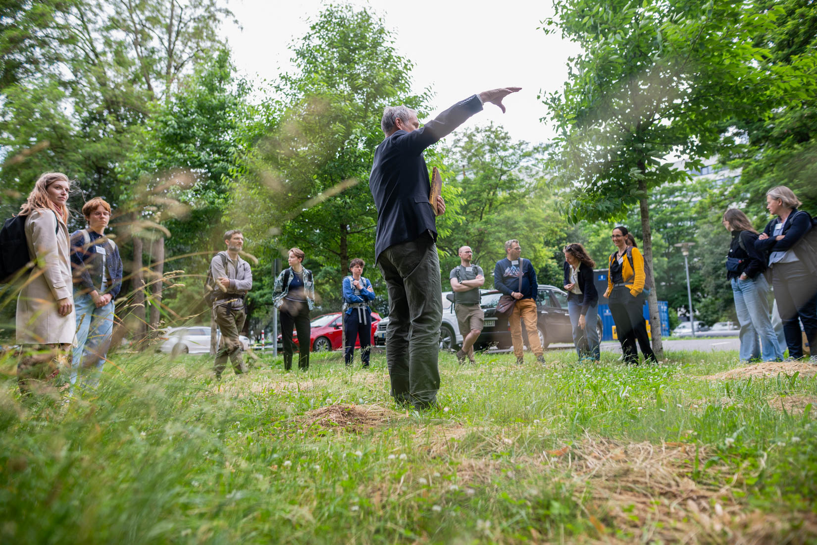 Prof. Arne Cierjacks bei seiner Campustour zu Biodiversität beim DGHochN Jahreshub
