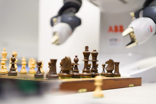 Ein Roboter und ein Schachbrett mit Figuren