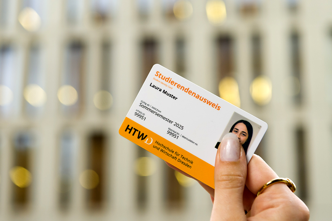 Hand hält die Campuscard hoch