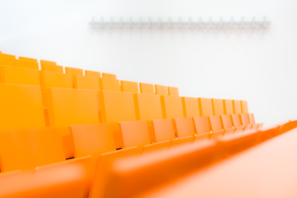 Stuhlreihe im Hörsaal