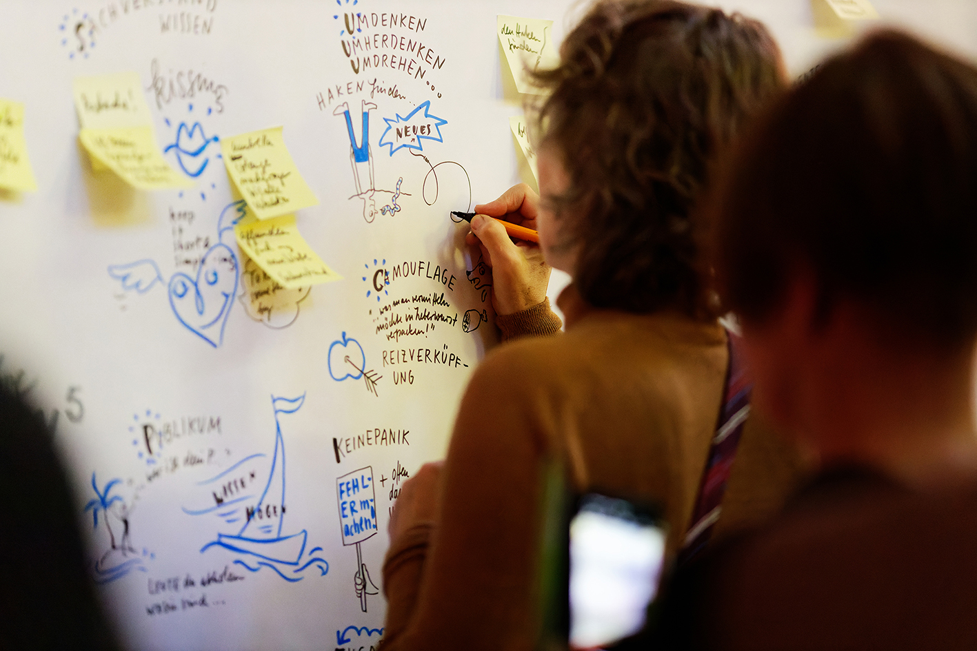 Frau schreibt an Moodboard