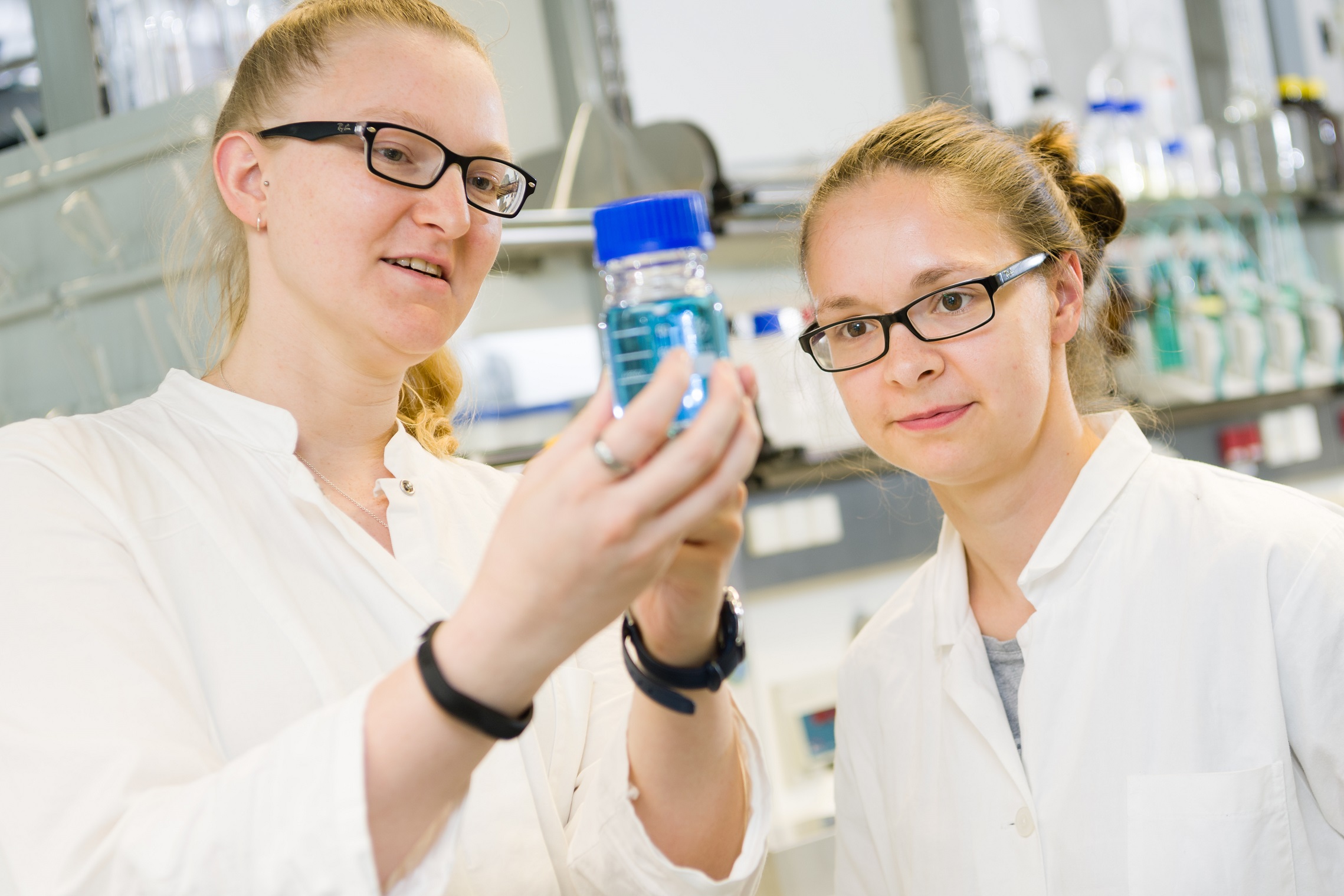 Schülerinnen im Chemielabor