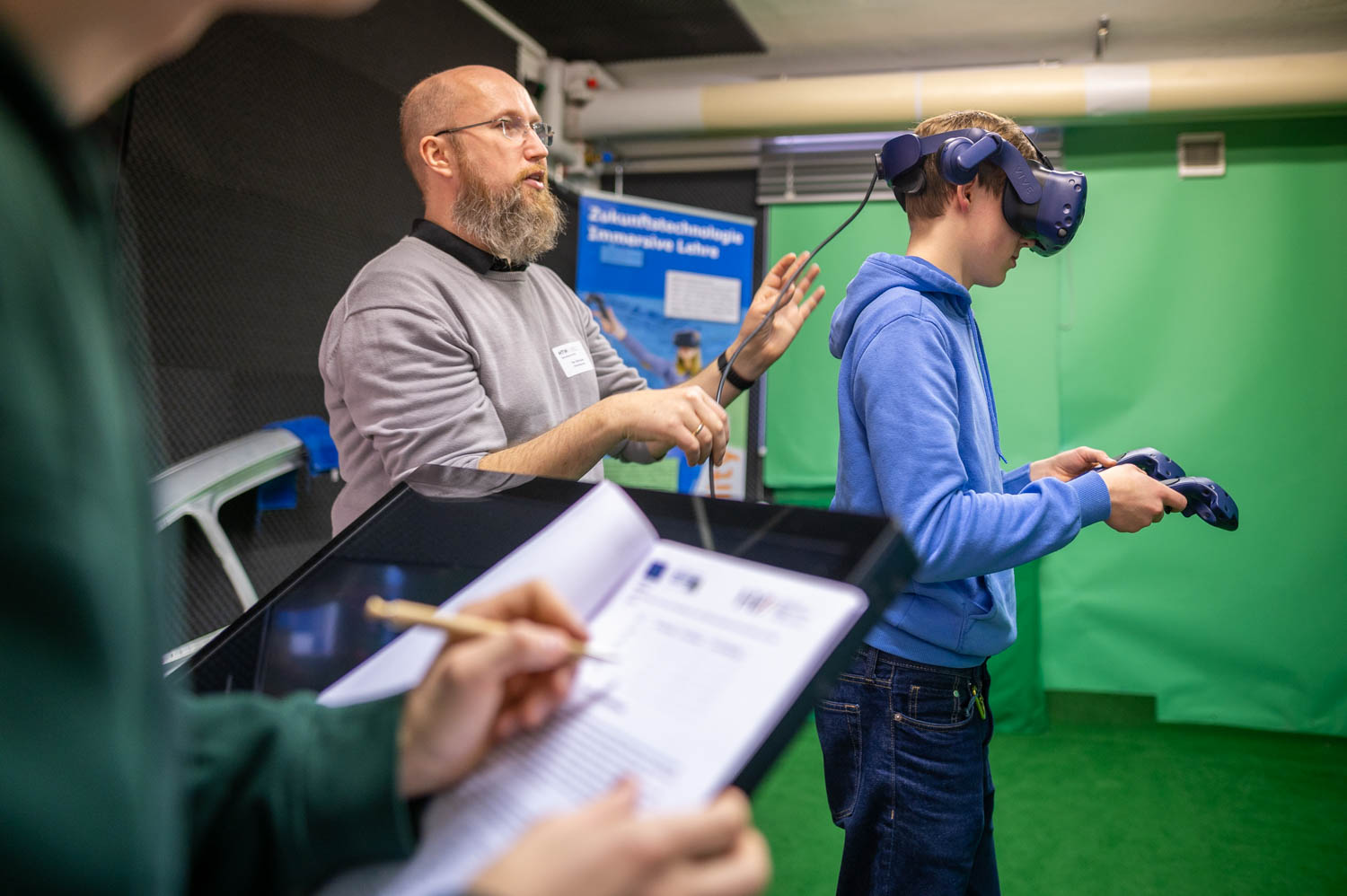 Dozent und Schüler mit VR-Brille