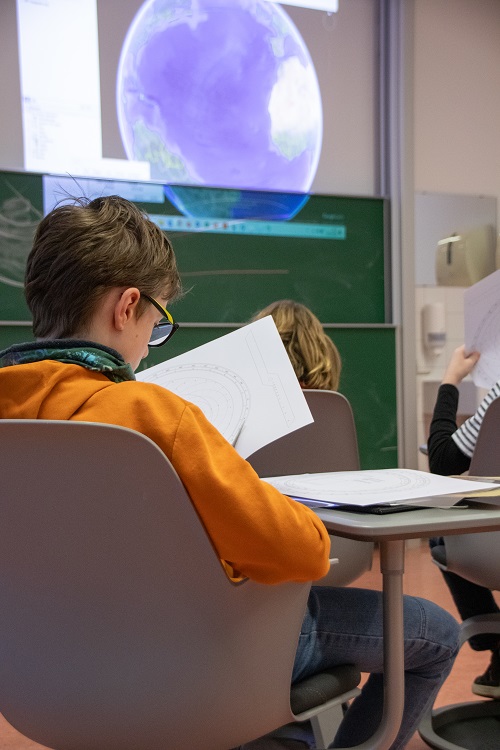 Schüler schneidet aus