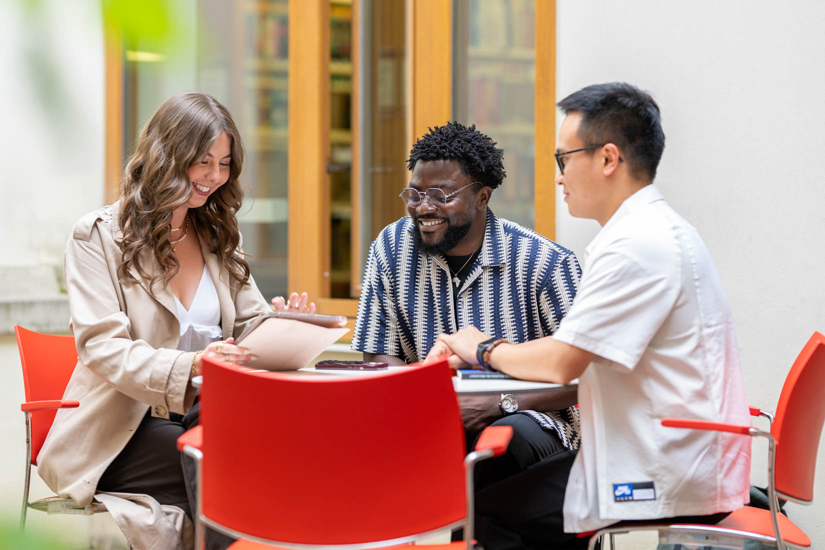 Drei Studierende in der Bibliothek Drei Studierende in der Bibliothek
