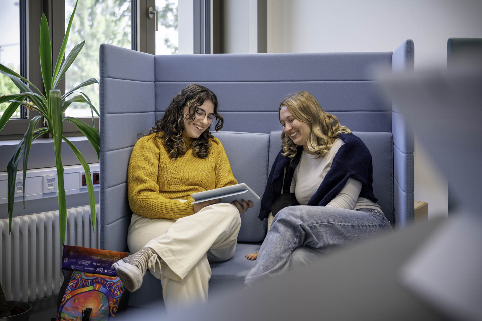 Studierende mit Tablet in Lernumgebung Studierende mit Pad in Lernumgebung