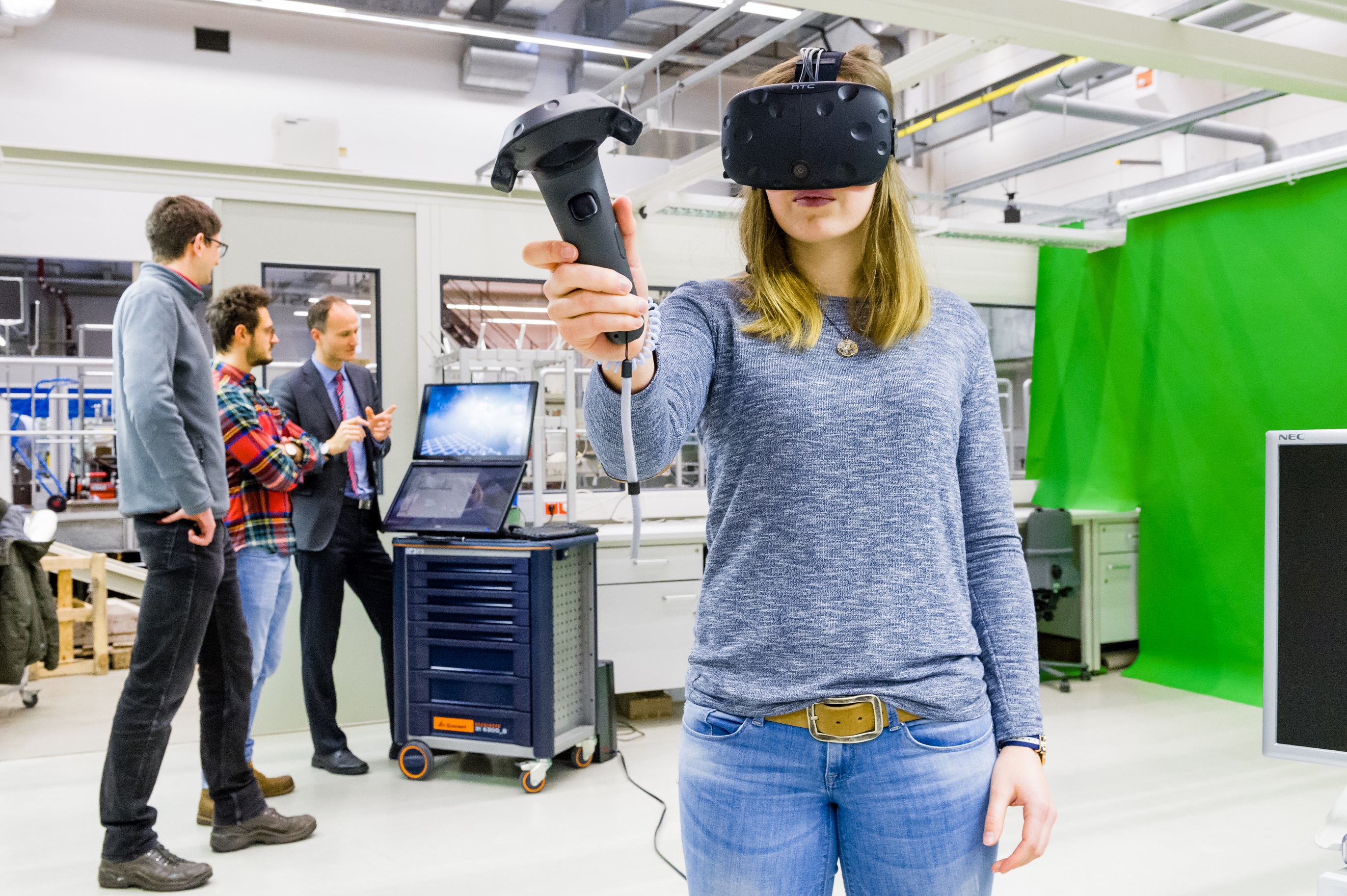 Studentin mit VR-Brille