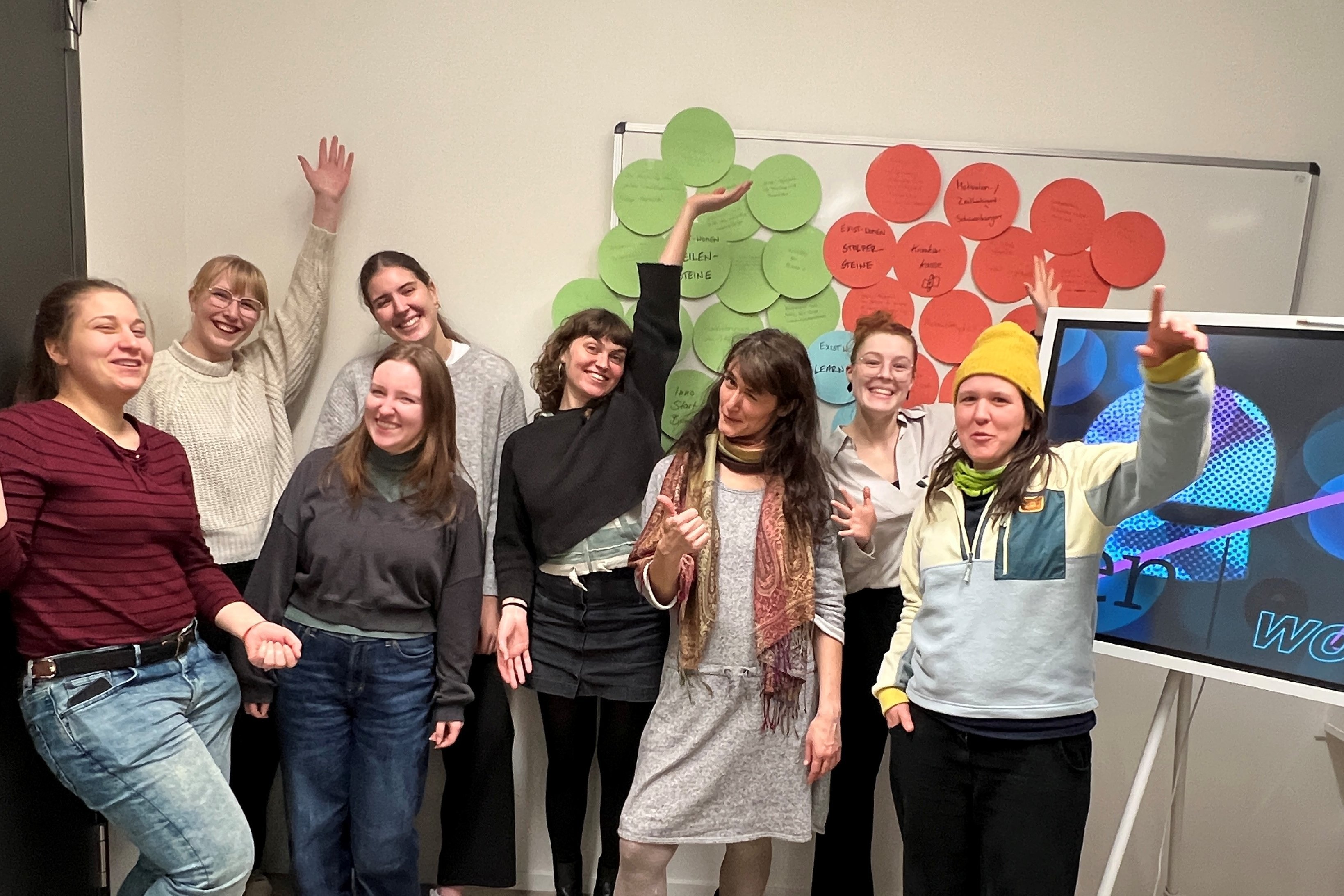 eine Gruppe von Frauen die sich freuen