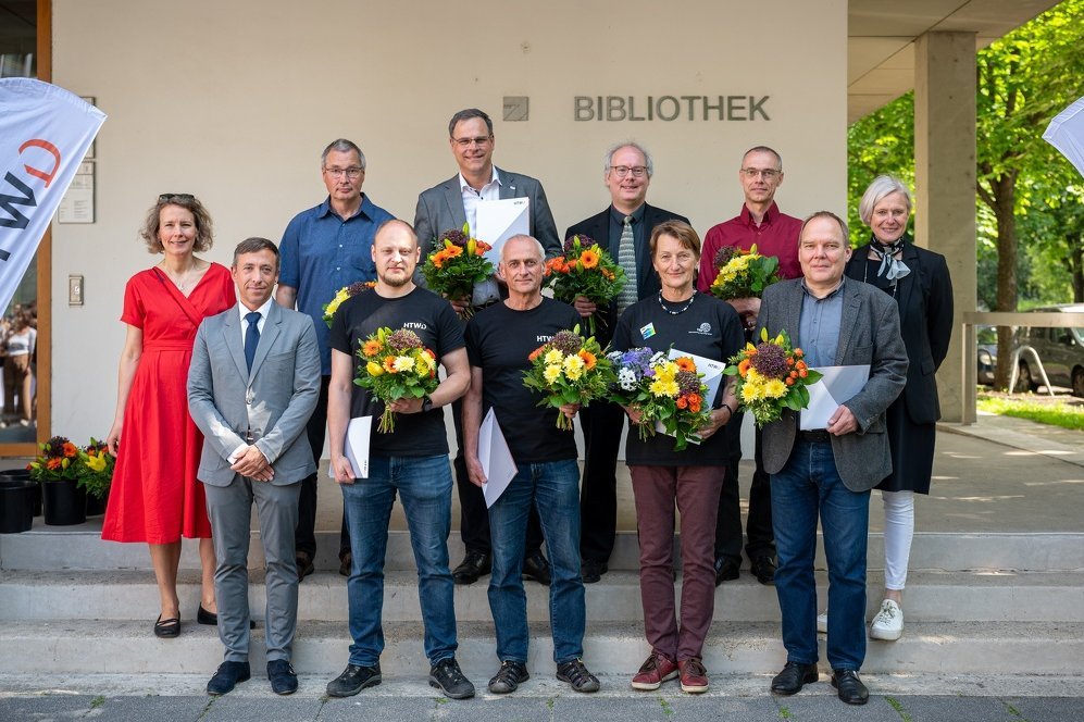 Preisverleihung des Lehrpreises. Die Preisträger stehen auf der Treppe vor der Bibliothek.