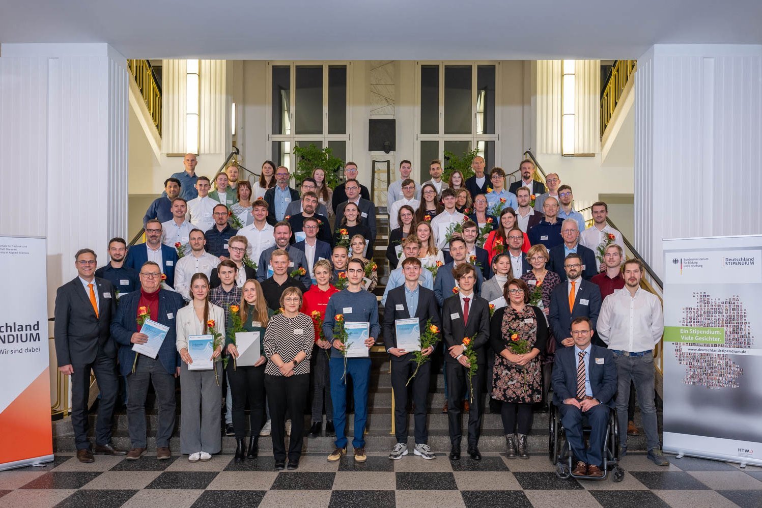 Menschengruppe in die Kamera schauend