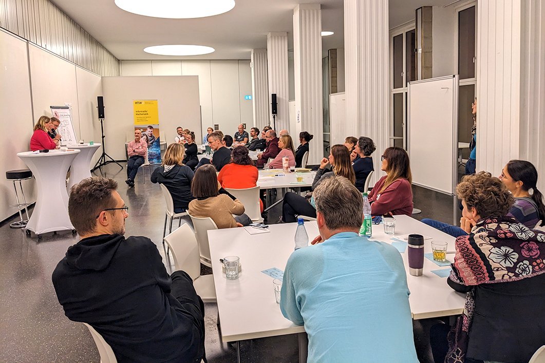 Menschen an Tischen sitzend