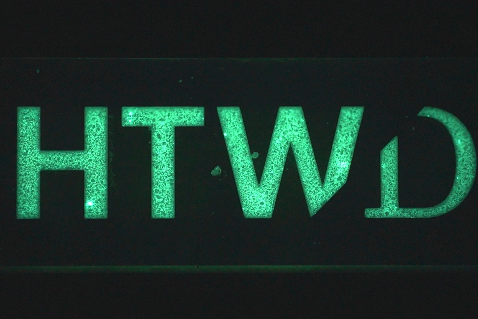 Nachleuchten eines Hybridmaterials der hergestellten Farbstoffe beim Raumtemperatur