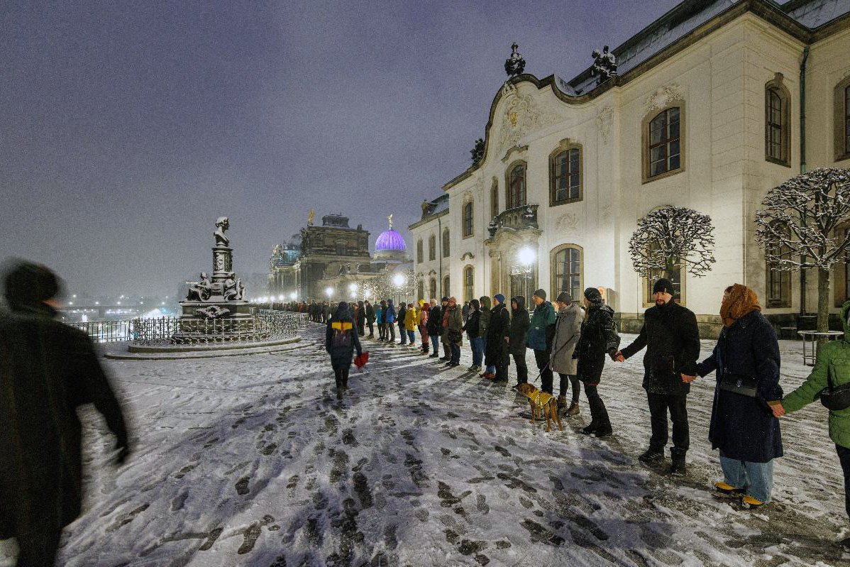 Brühl's Terrace human chain