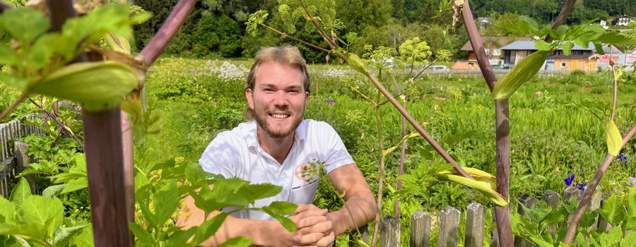 Der Student hat in der Arzneimittelherstellung eines Klosters gearbeitet und wichtige praktische Erfahrungen gesammelt, um sich fachlich zu spezialisieren.