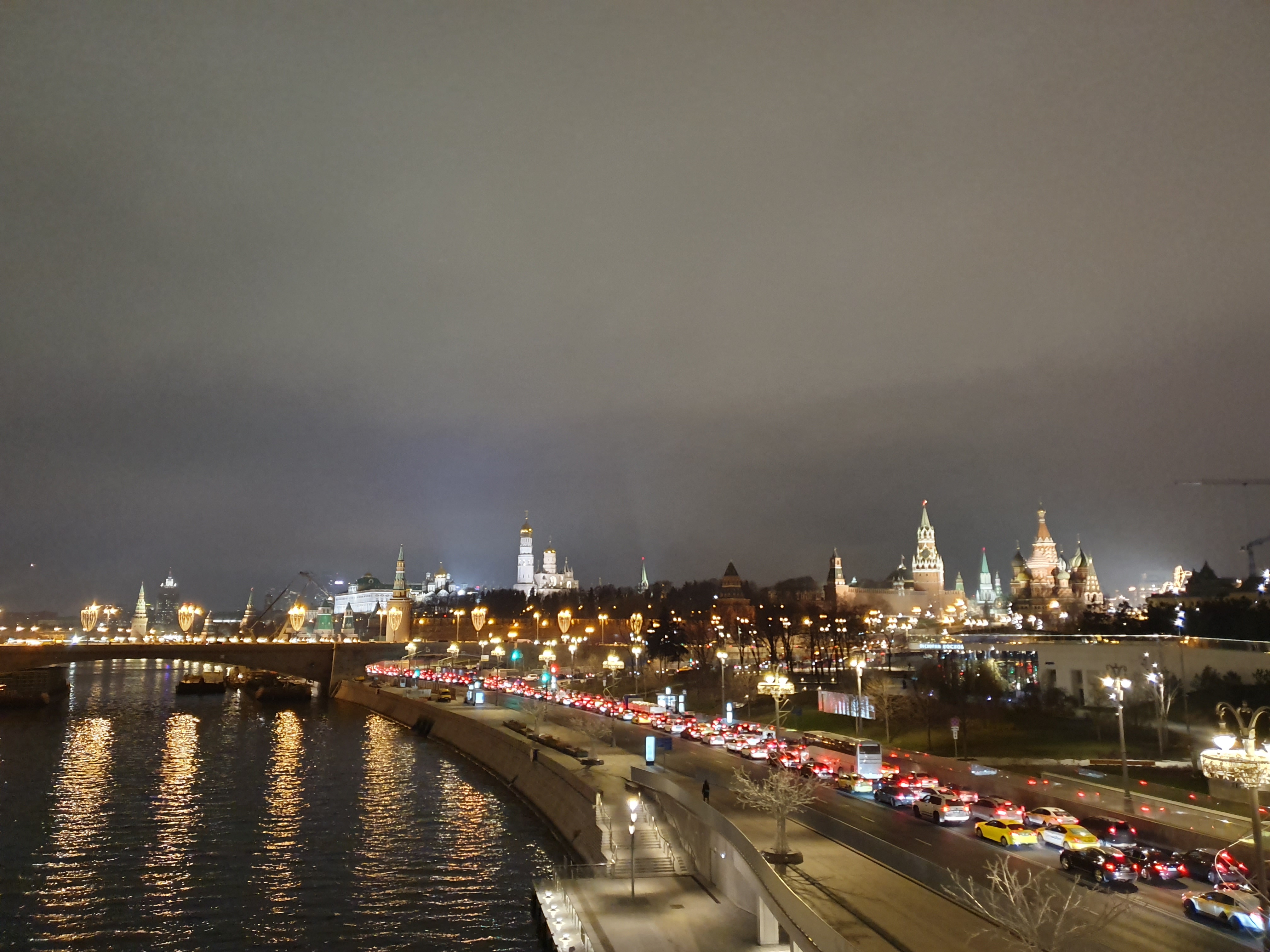 Moskau im November bei Nacht
