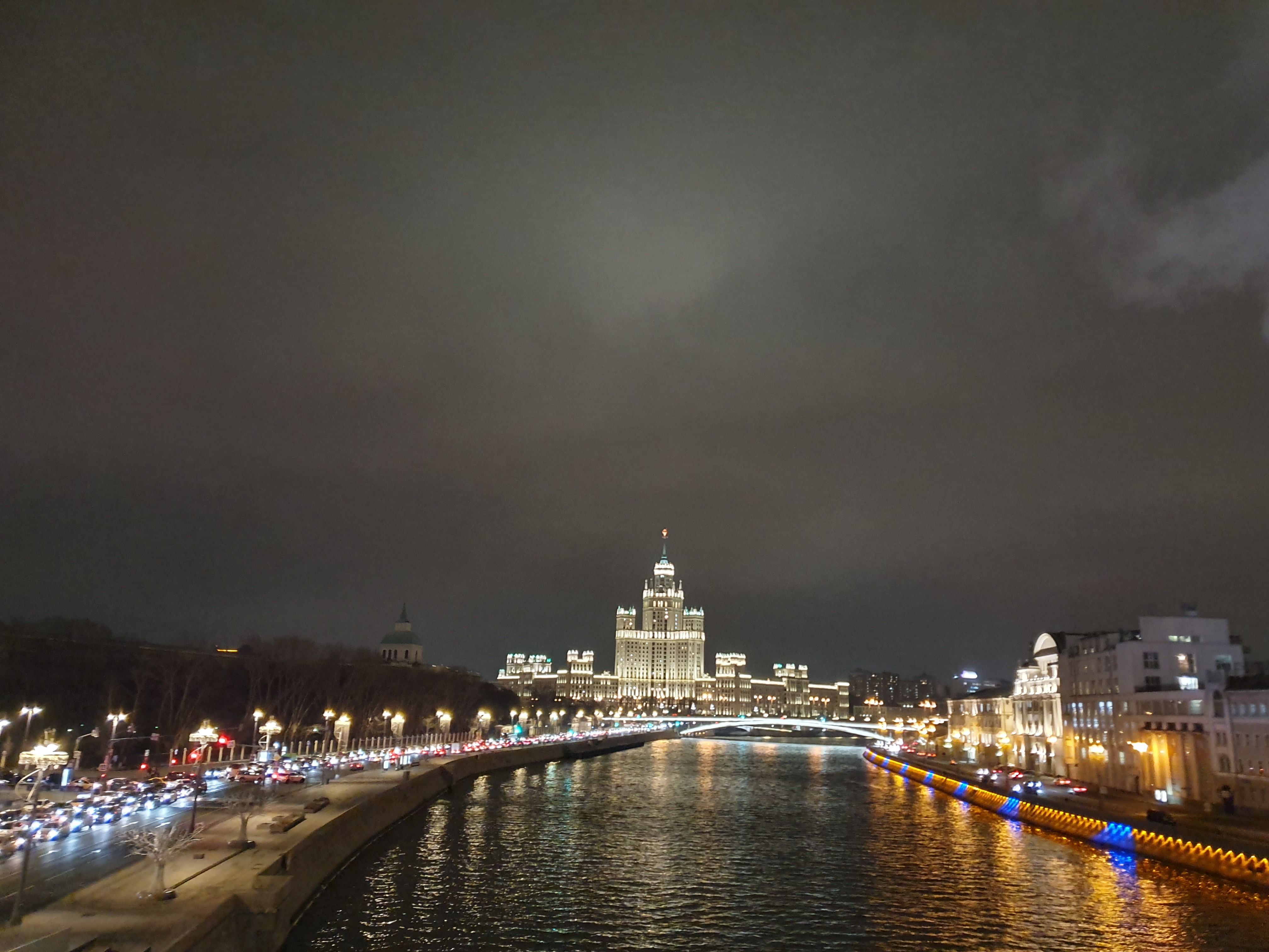 wunderschön beleuchtetes Moskau bei Nacht