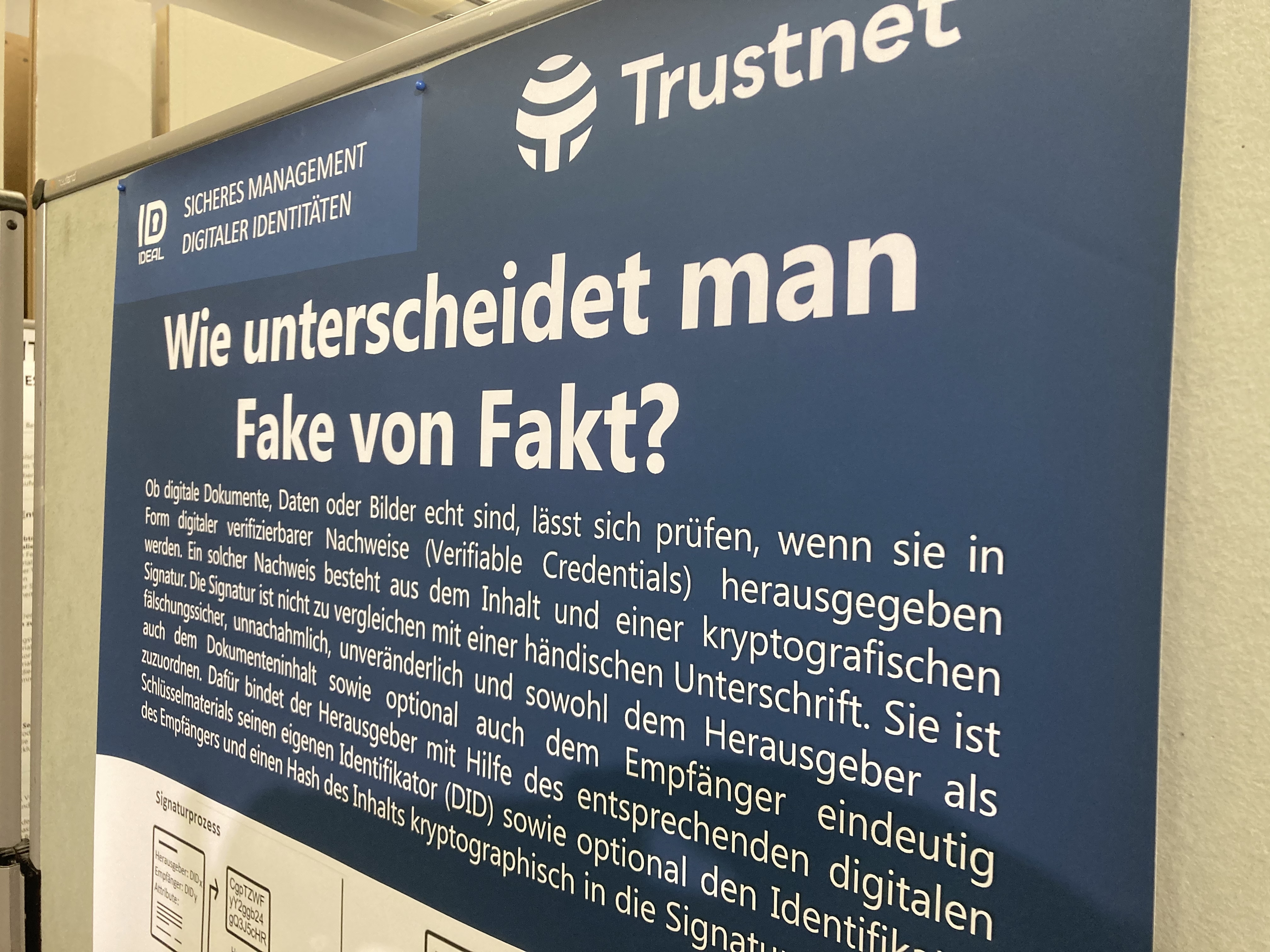 Poster mit Erklärtexten zum Faktencheck