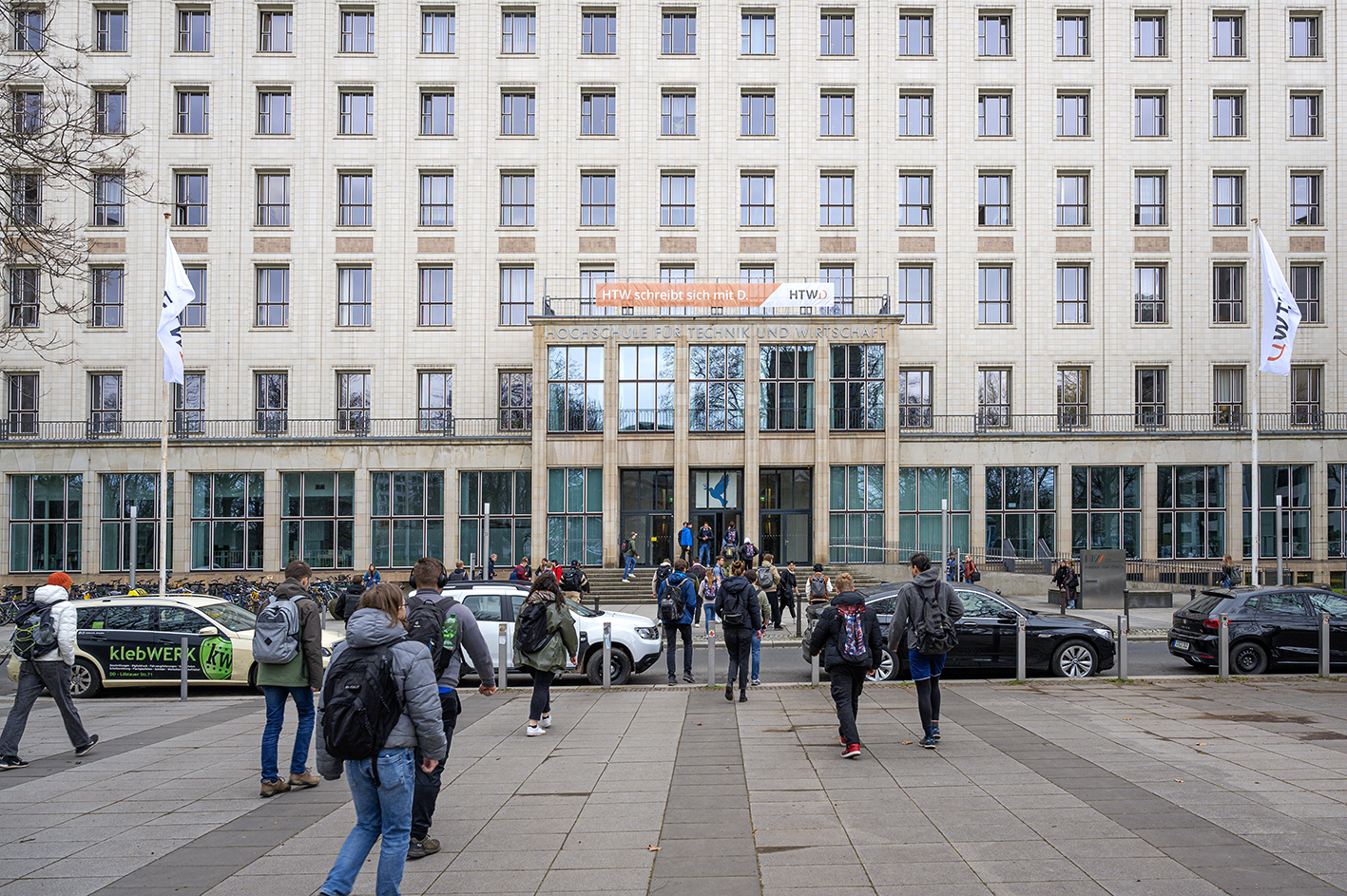 Blick auf das Hauptgebäude der HTW Dresden mit den neuen Flaggen