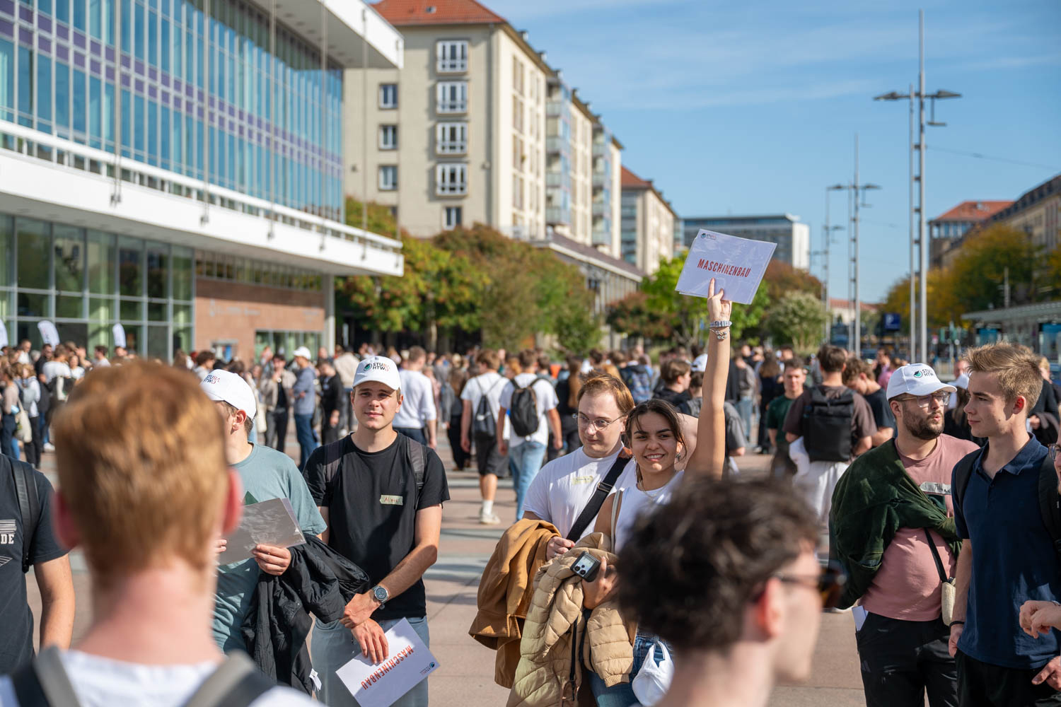 Menschen vor dem Kulturpalast