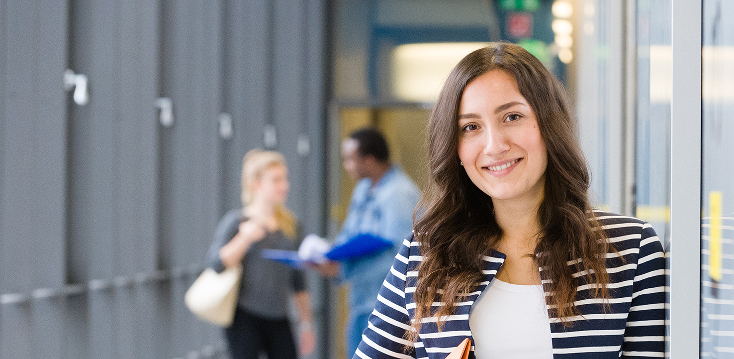Junge Frau schaut in Kamera