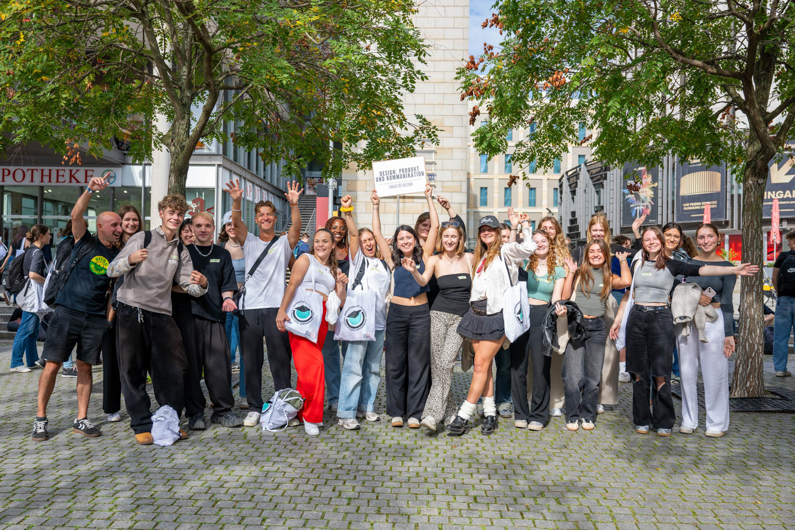 Viele junge Menschen lachend