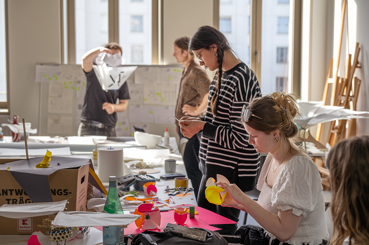 Junge Frau baut ein Papiergestell