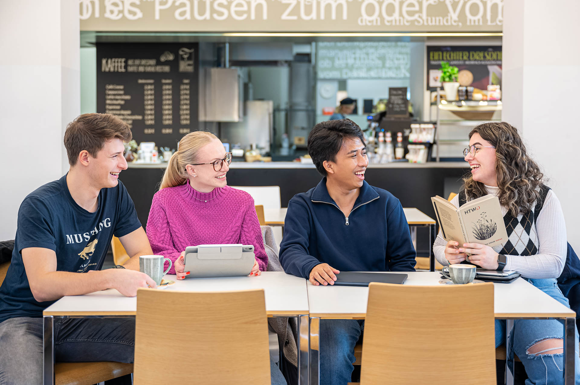 Junge Menschen sitzen an einem Tisch