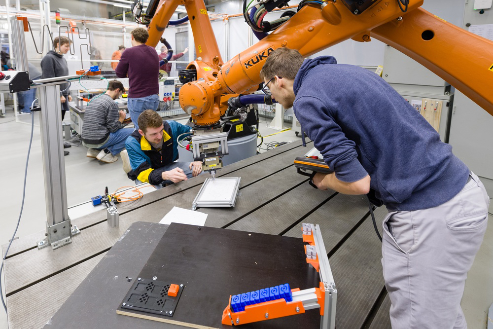 Roboterarm und Mensch