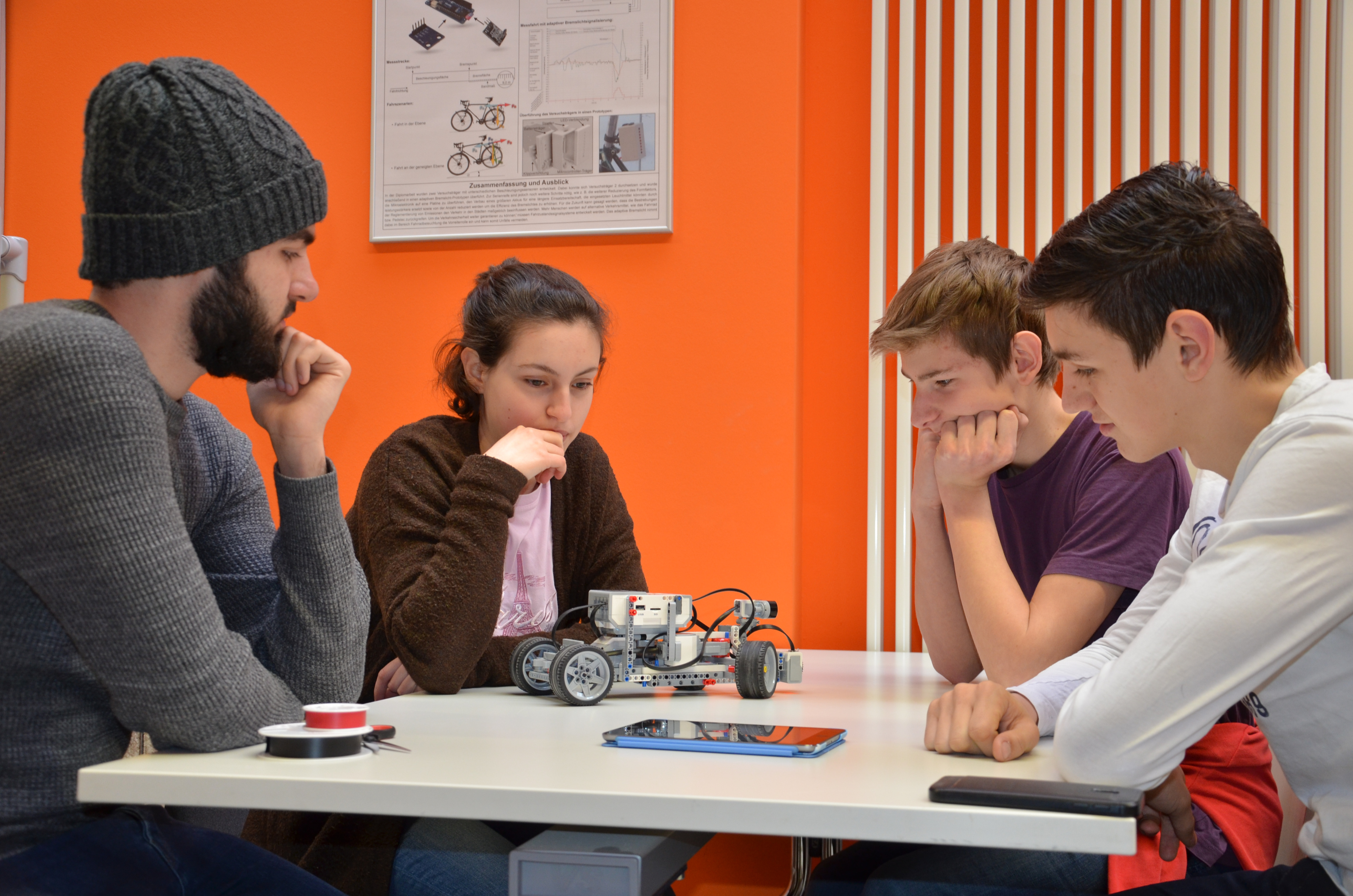 Teilnehmer der Technikwoche programmieren mit Hilfe von LEGO-Mindstormes autonome Fahrzeuge