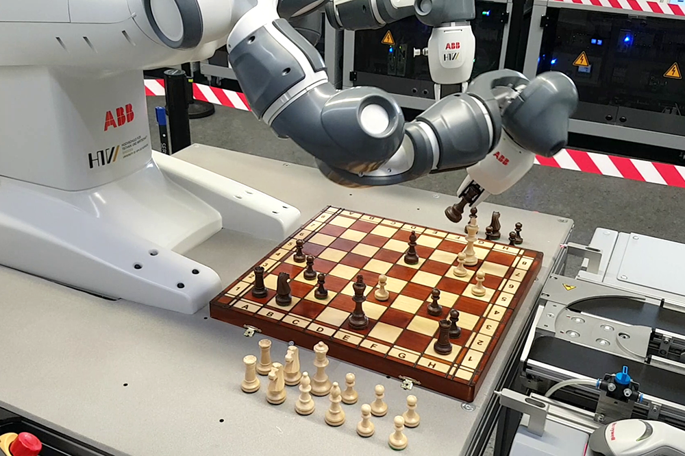 Besucher der Hannover Messe können sich im Schachspielen gegen den kollaborativen Roboter YuMi probieren.