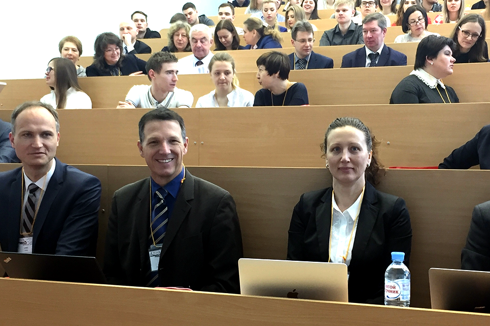 Prof. Gunther Göbel und Prof. Elena Klimova stellten neue Lehrmethoden auf einer Konferenz an der RUT vor.