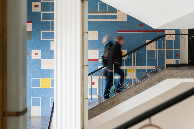 Person läuft die Treppe durch das Hochschulgebäude hoch