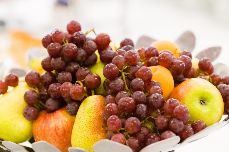 Obstteller aus Birnen, Äpfeln und Trauben