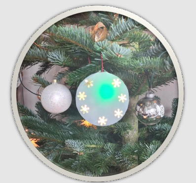 eine leuchtende Weihnachtskugel