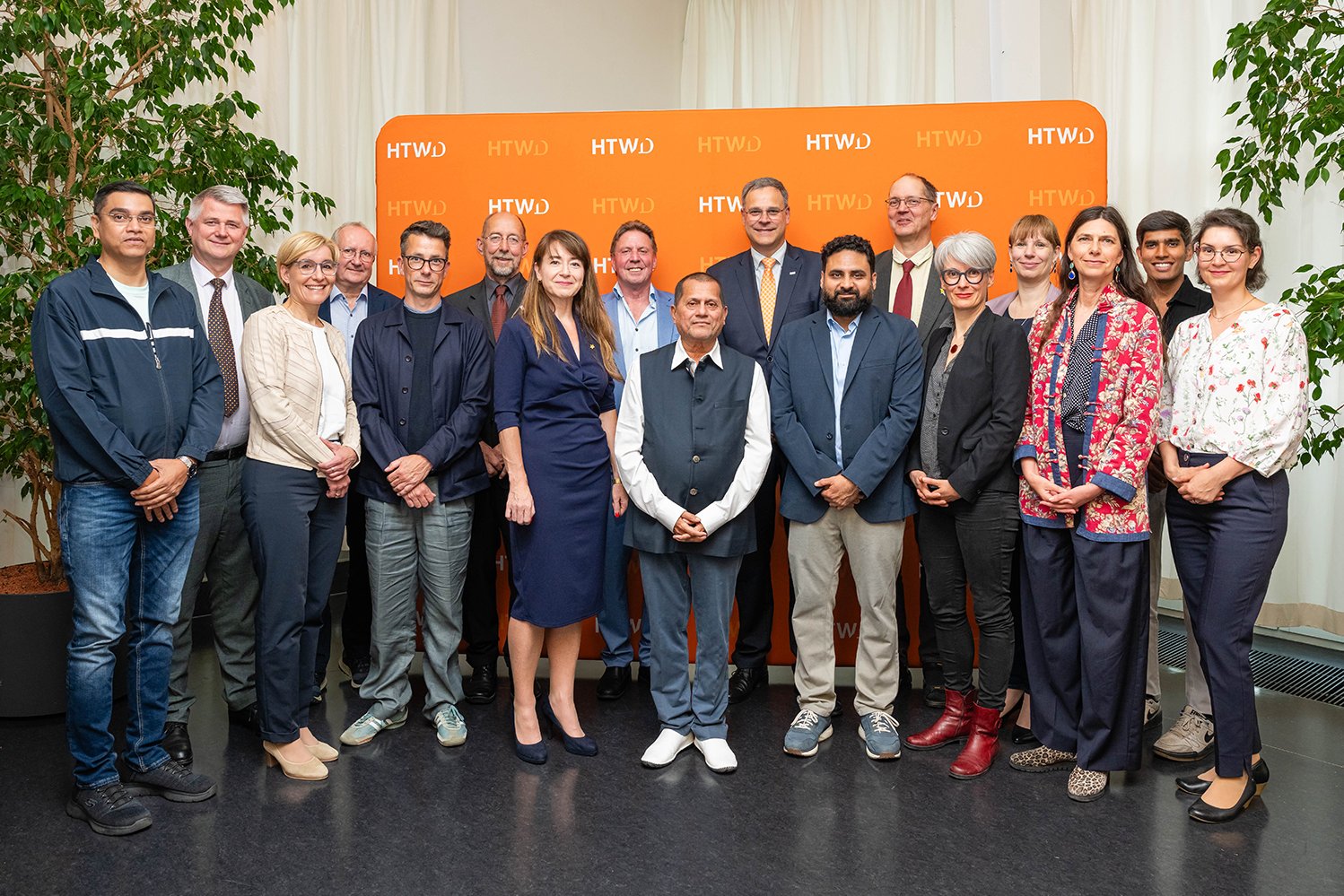 Gruppenfoto vor HTWD-Wand