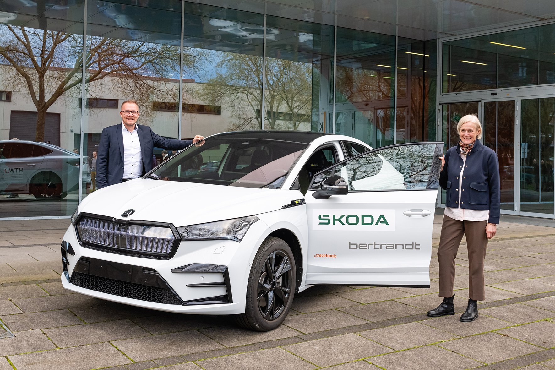 Oliver Manicke und Prof. Katrin Salchert mit dem neuen Skoda