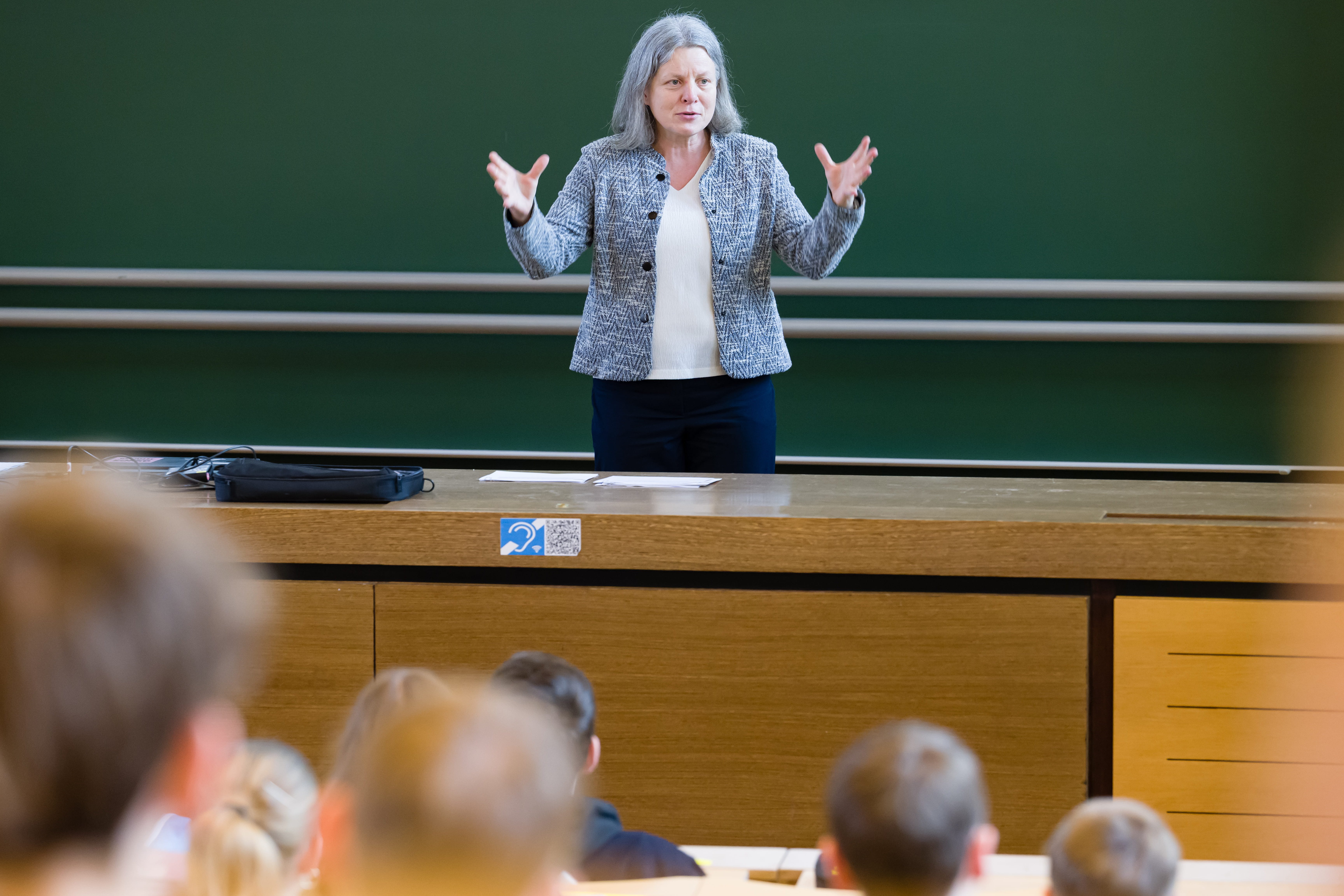Frau präsentiert vor Tafel