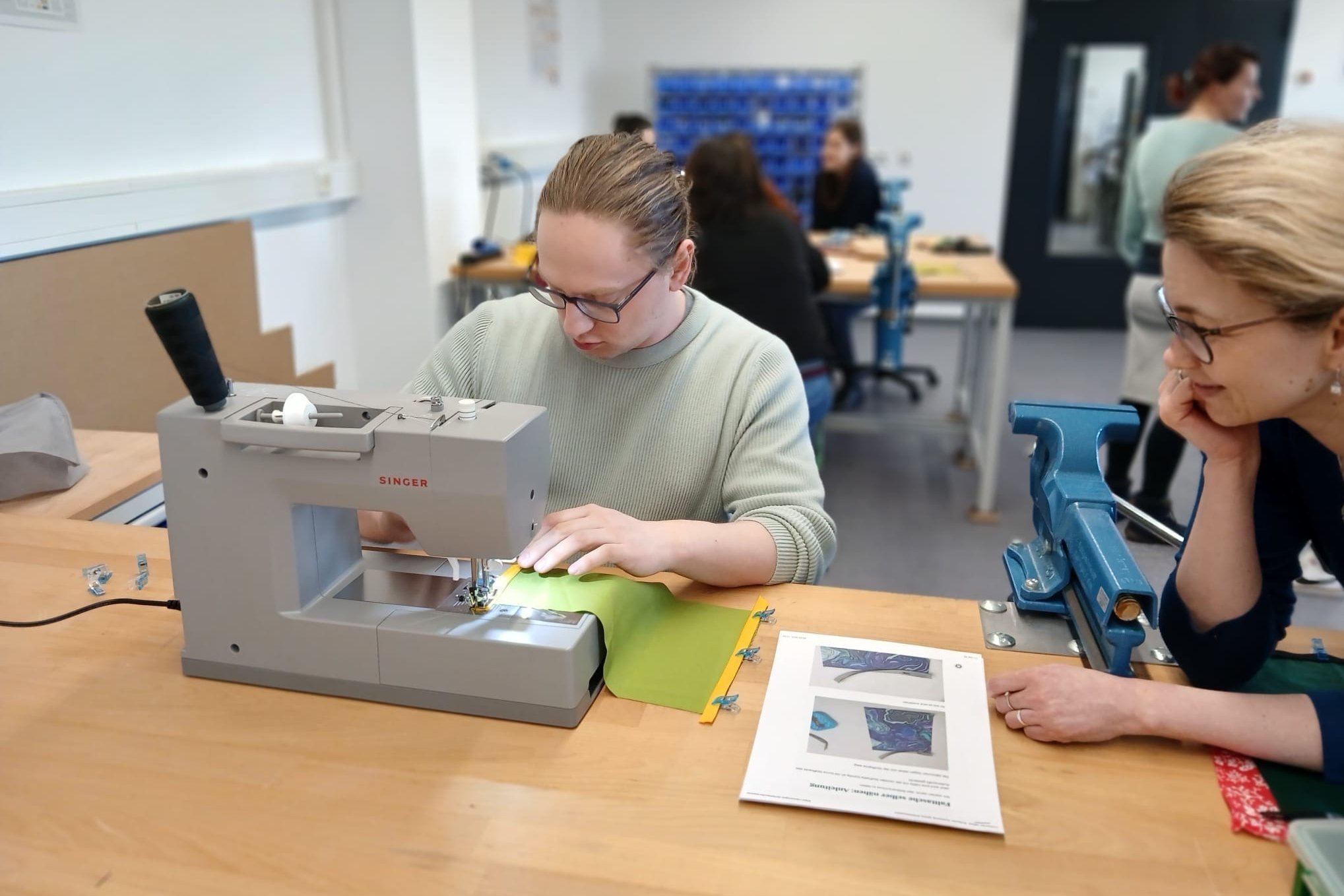 Dominik Deckert an der Nähmaschine