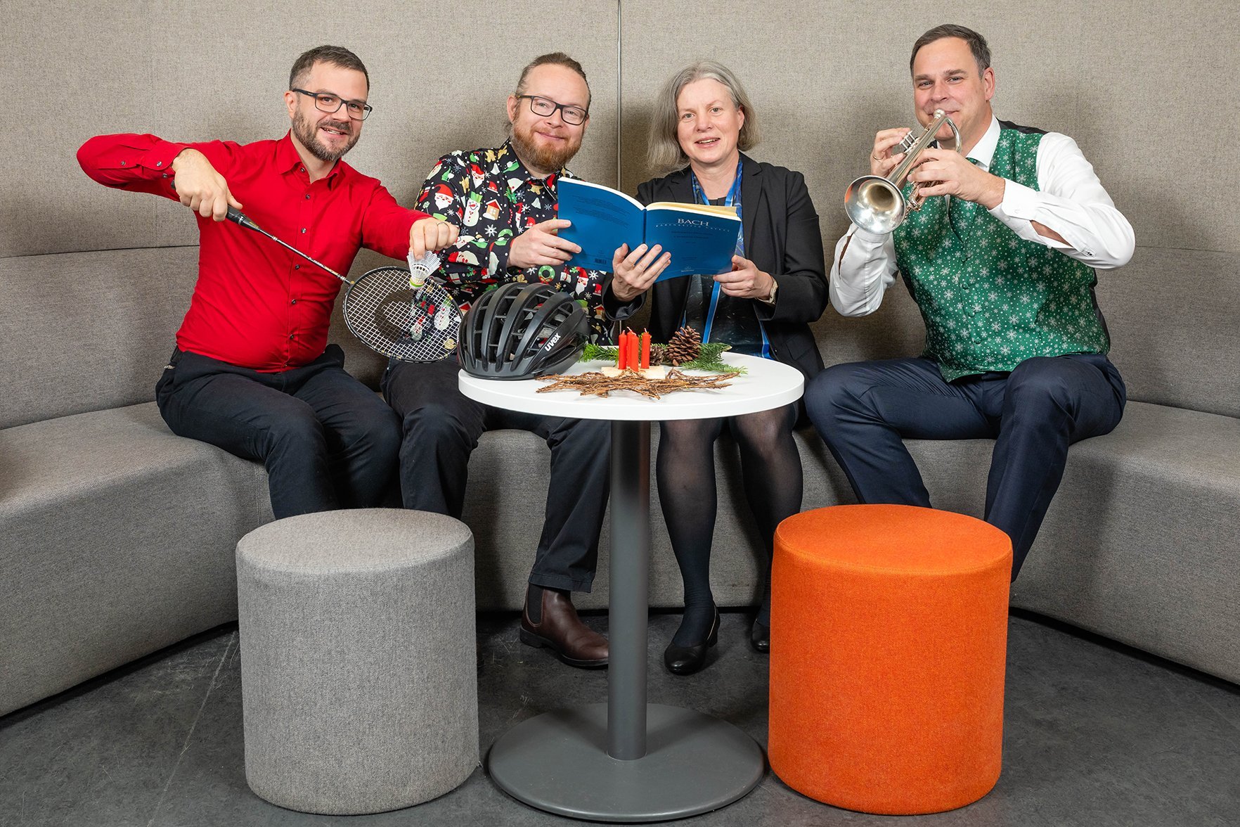 Hochschulleitung sitzt auf Sofa