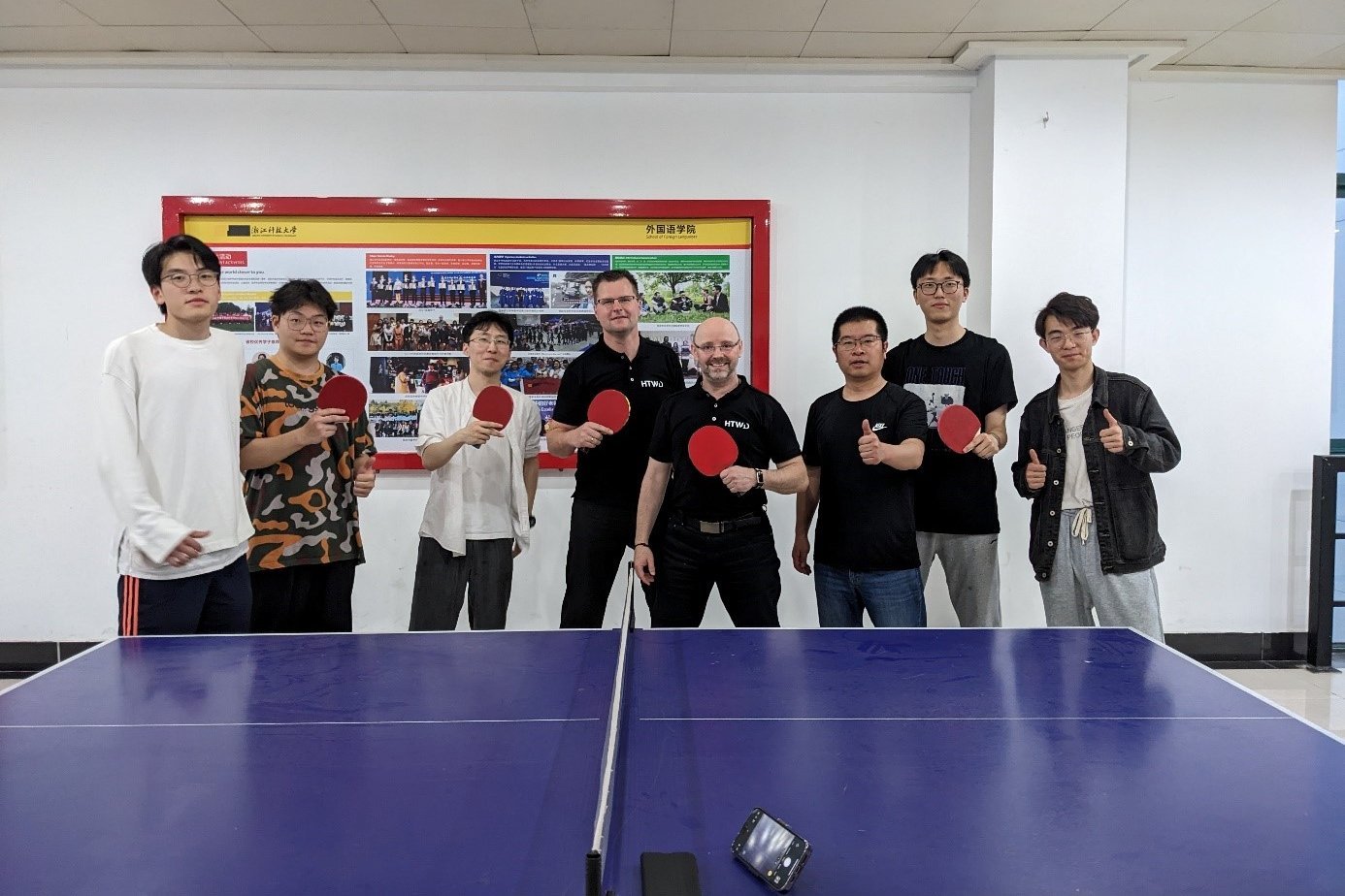 chinesische Studierende an einer Tischtennisplatte
