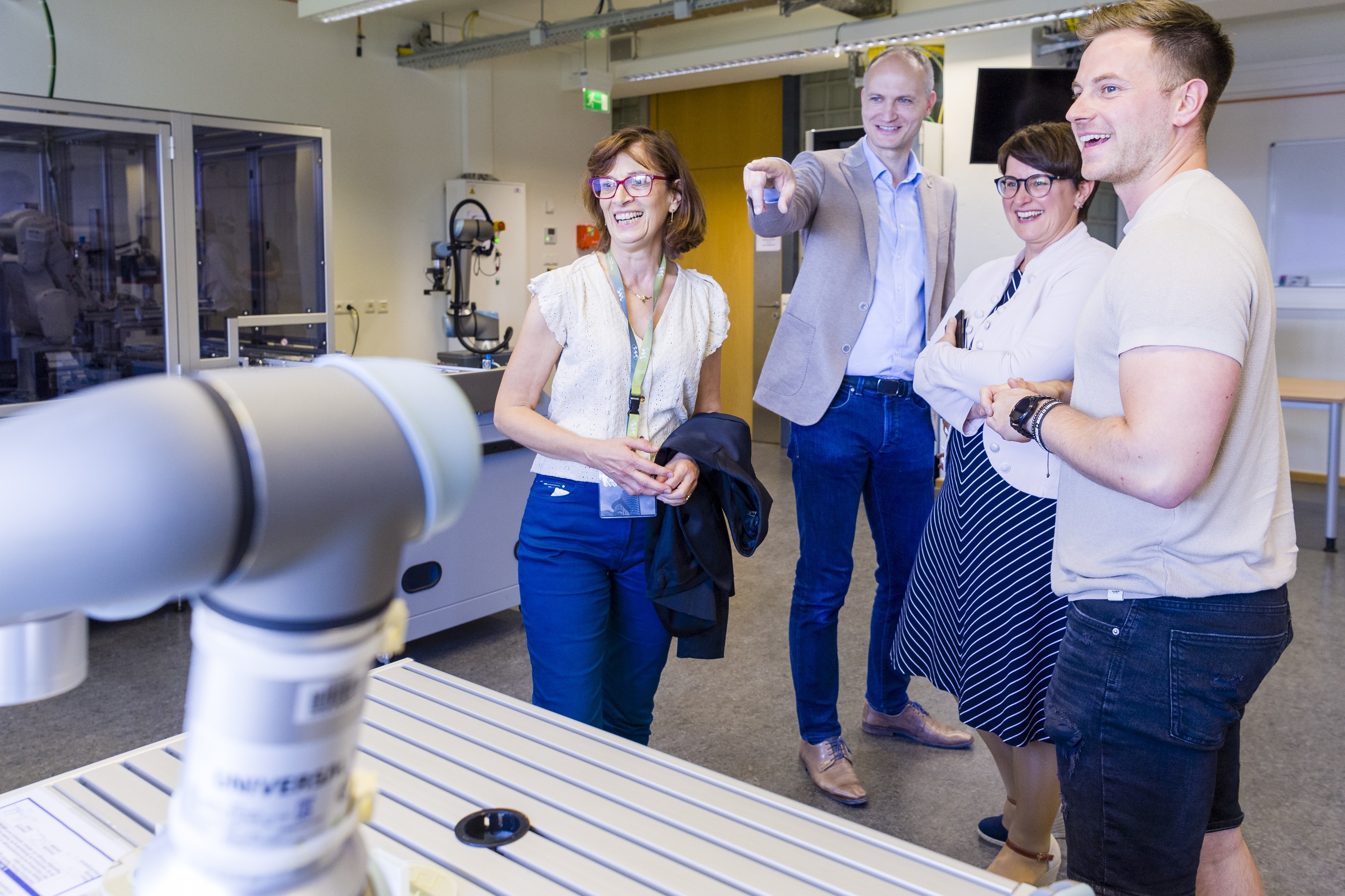 Evelyne Pellé, Günther Göbel, Susanne Stump und Tom Pilk freuen sich über die Emotionserkennung des kollaborativen Roboters UR3