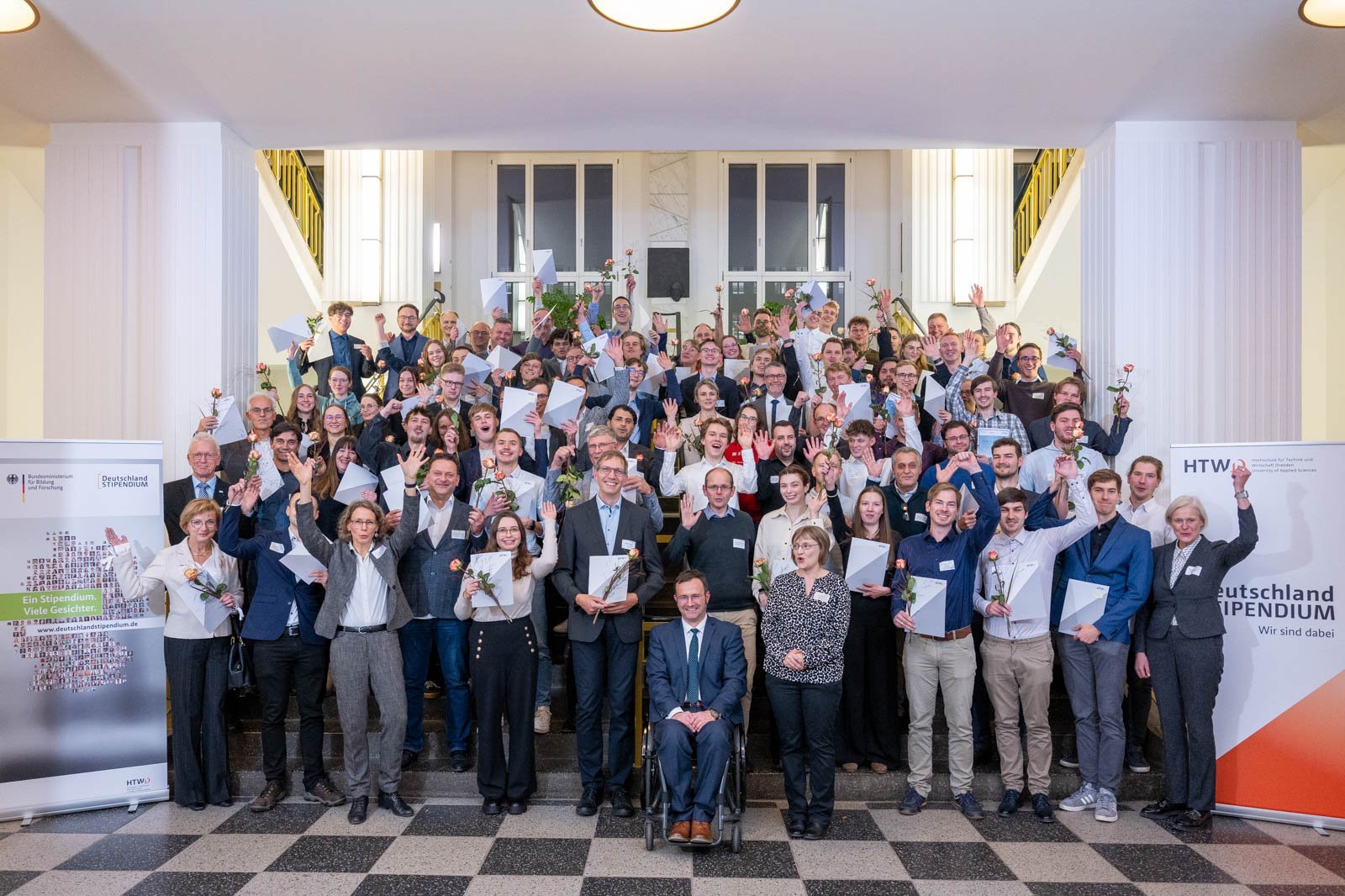 Gruppenbild Stipendiatinnen und Stipendiaten auf der Treppe im Z-Gebäude beim Jubeln