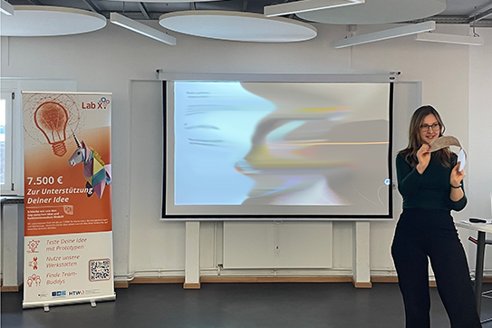 Diana Dill zeigt den Entwicklungsprozess ihres Prototyps