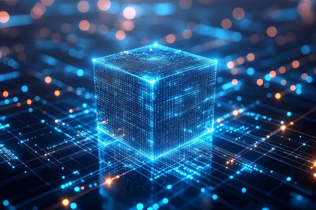 Futuristischer, blau leuchtender digitaler Würfel vor dem Hintergrund einer Leiterplatte