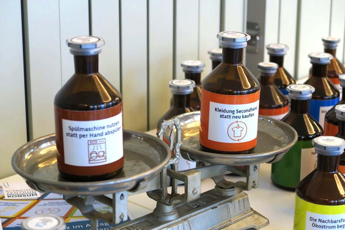 Zwei Flaschen stehen auf einer Waage