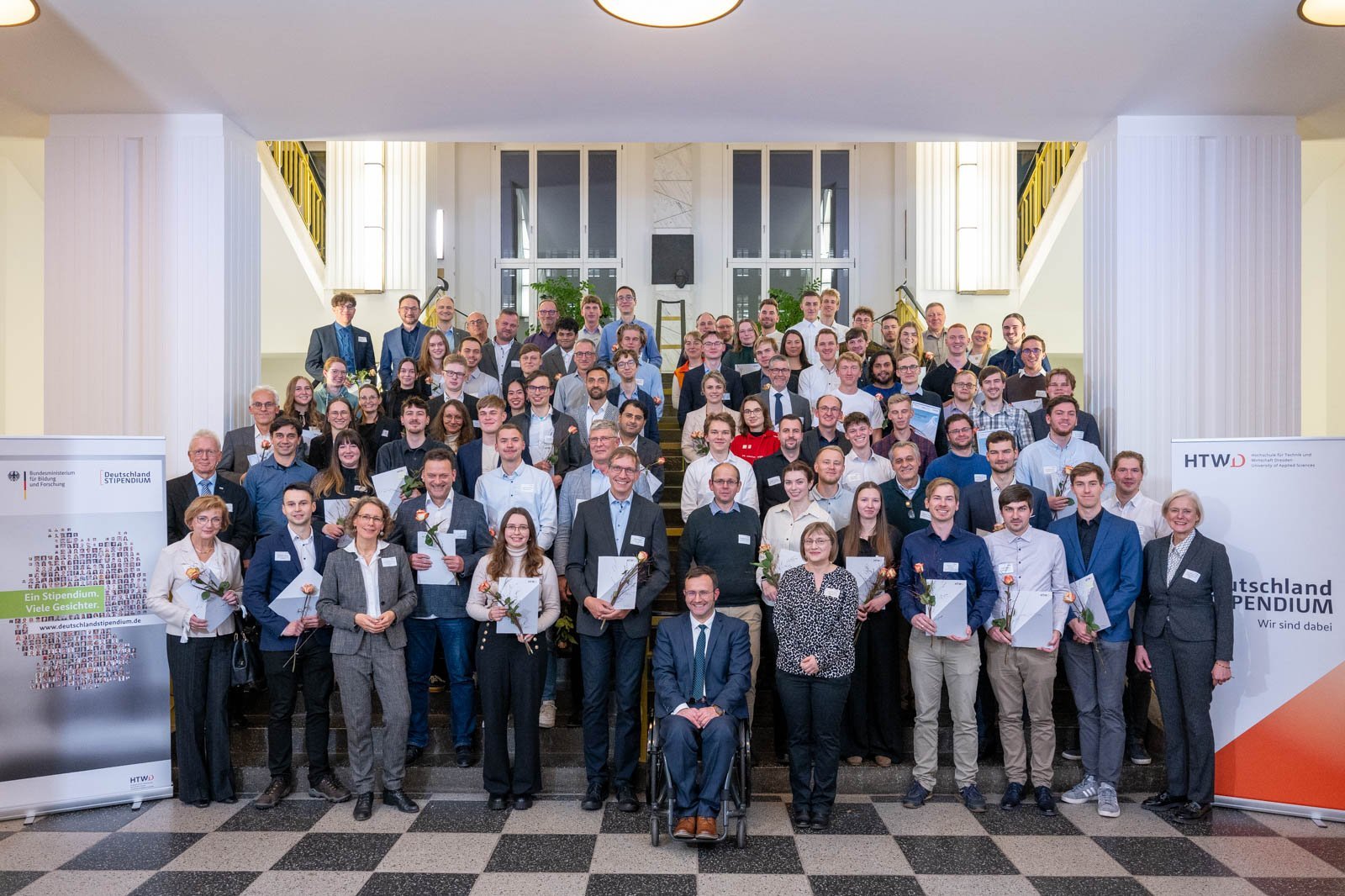 Gruppenbild Stipendiatinnen und Stipendiaten auf der Treppe im Z-Gebäude