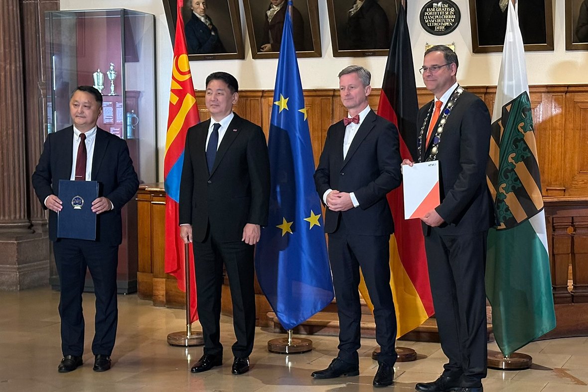Übergabe der Interessenbekundung durch den Rektor der Mongolischen Nationaluniversität, Prof. OCHIRKHUYAG Bayanjargal im Beisein des Staatspräsidenten der Mongolei, Ukhnaa Khurelsukh und dem Chef der Sächsischen Staatskanzlei, Dr. Andreas Handschuh an den Rektor der HTWD Prof. Ingo Gestring (v.l.n.r.)