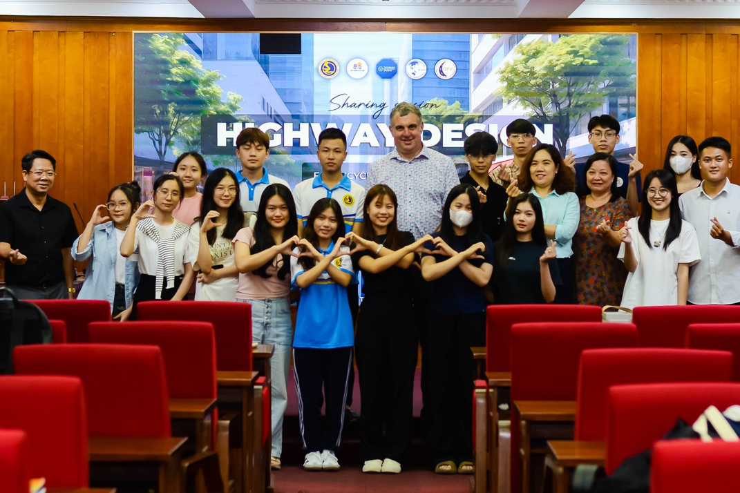 Gruppenfoto nach Gastvorlesung mit Studierenden der UTC Hanoi