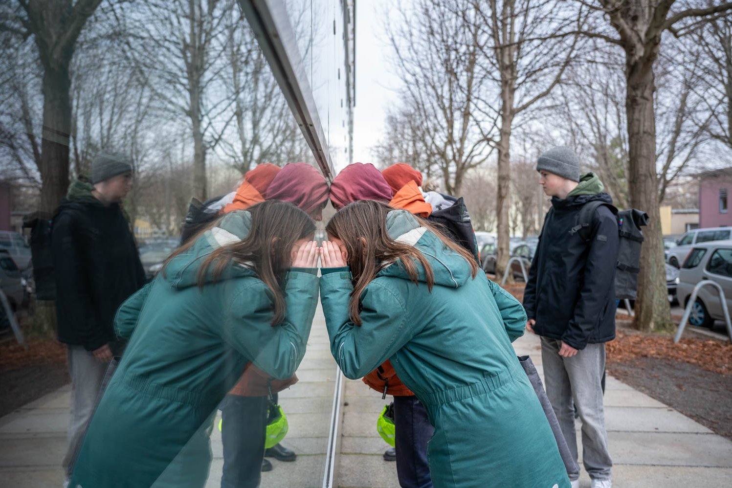 Kinder schauen durch eine Scheibe